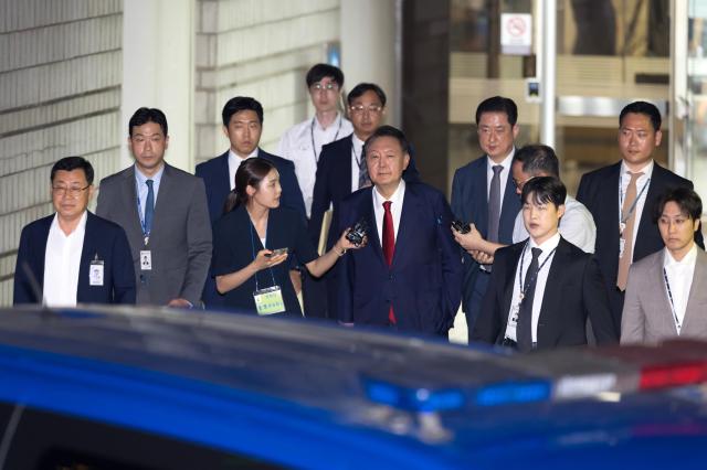123 비상계엄 사태 관련 내란 혐의를 받는 윤석열 전 대통령이 9일 서울 서초구 서울중앙지방법원에서 구속 전 피의자 심문영장실질심사을 마치고 대기 장소인 서울구치소로 이동하기 위해 호송차량에 탑승하고 있다 사진연합뉴스