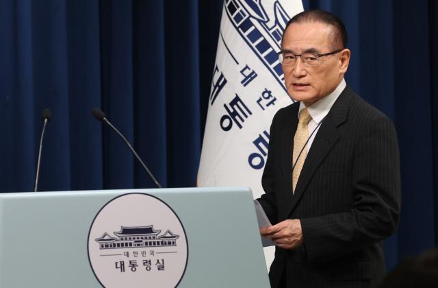 미국에서 귀국한 위성락 국가안보실장이 9일 기자들에게 방미 결과에 관해 브리핑하기 위해 용산 대통령실 기자회견장에 입장하고 있다사진연합뉴스