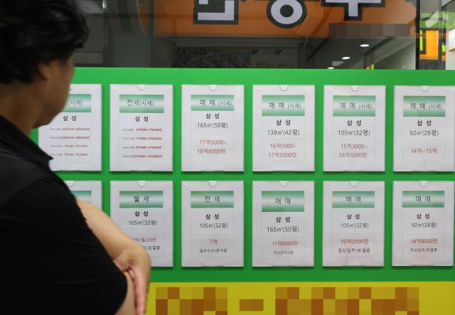 서울의 한 부동산중개업소에 붙은 전세·매매 안내문 사진연합뉴스