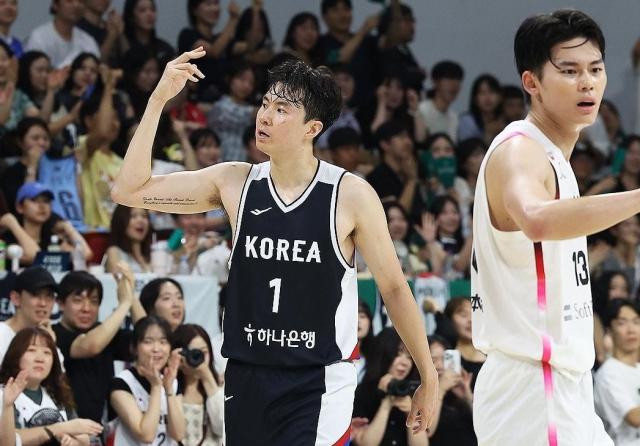 13일 경기도 안양정관장아레나에서 열린 2025 남자농구 국가대표 평가전 한국과 일본의 경기 한국 이현중이 작전타임 때 벤치로 들어가며 관중들의 함성을 유도하고 있다 사진연합뉴스