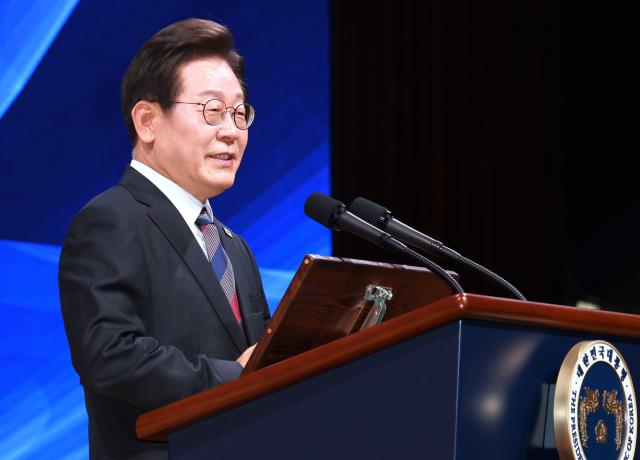 이재명 대통령이 13일 서울 강남구 코엑스에서 열린 2025 세계정치학회IPSA 서울총회 개막식에서 연설하고 있다 사진연합뉴스