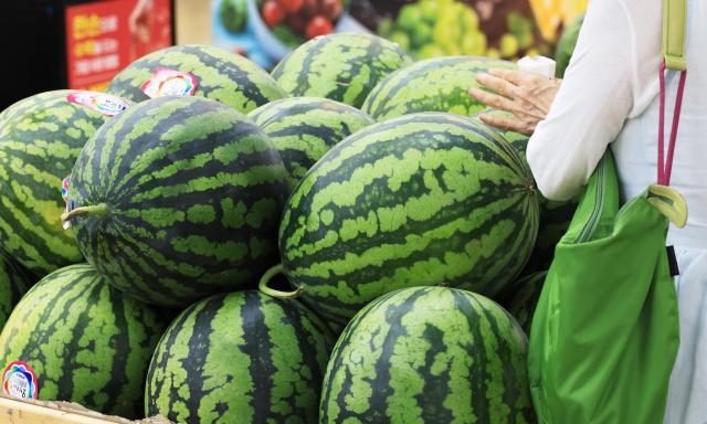 Soaring fruit prices in South Korea reflect strain of heat wave