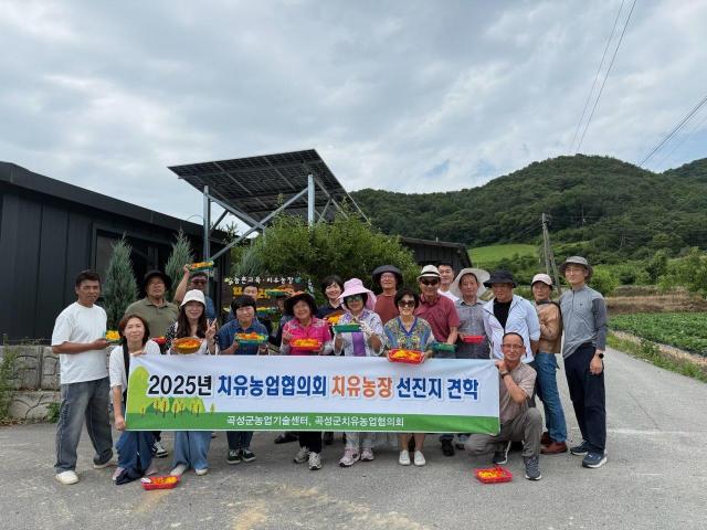 곡성군이 치유농업협의회원과 치유농업에 관심 있는 농업인을 대상으로 치유농장 선진지 견학을 하고 단체사진을 찍고 있다 사진곡성군