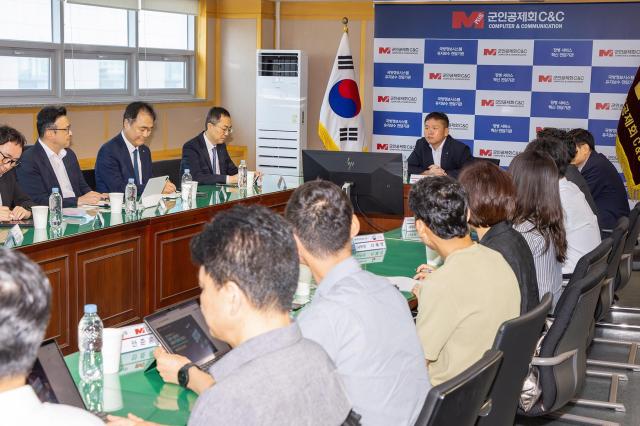 KT와 군인공제회CC 주요 관계자가 참석해 사업 착수보고회를 진행하는 모습