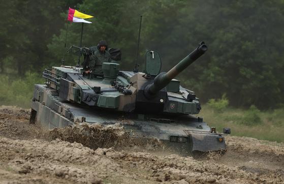 Binh sĩ Ba Lan đang lái xe tăng K2 Black Panther do Hàn Quốc sản xuất tại thao trường Braniew ở Ba Lan vào ngày 2462025 ẢnhReutersYonhap News