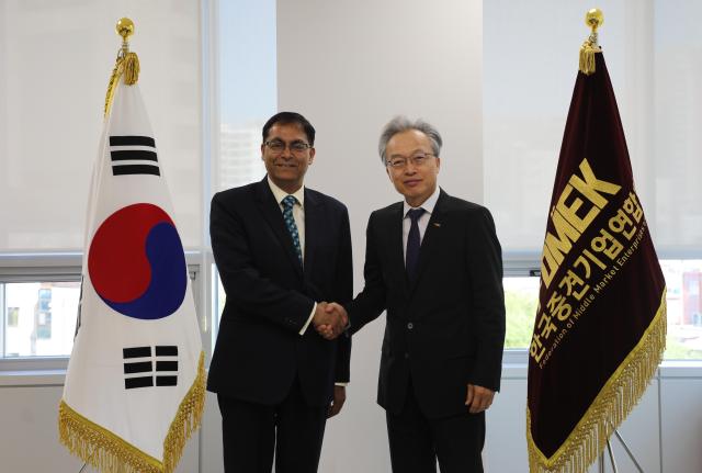 기념 촬영을 하는 최진식 한국중견기업연합회 회장과 아밋 쿠마르 주한인도대사왼쪽 사진한국중견기업연합회