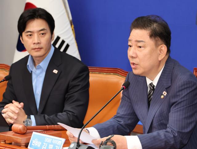 김병기 더불어민주당 당대표 직무대행 겸 원내대표오른쪽가 14일 서울 여의도 국회에서 열린 최고위원회의에서 발언하고 있다 사진연합뉴스
