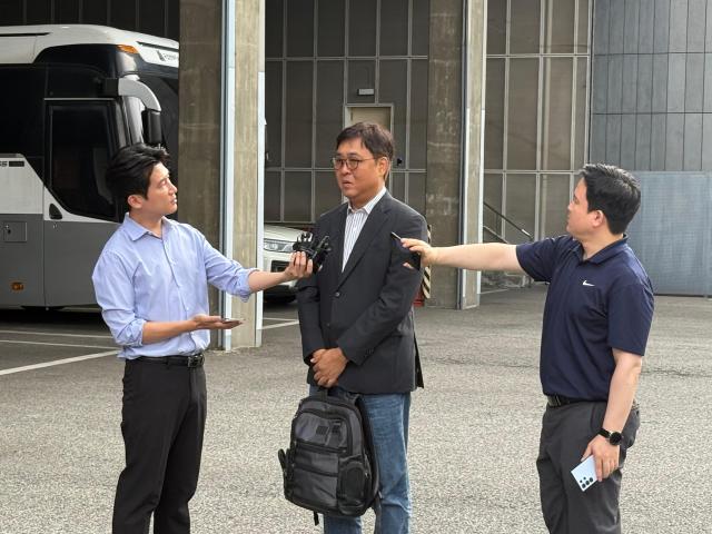 최휘영 문화체육관광부 장관 후보자가 14일 서울 종로구 국립현대미술관 서울관에 마련된 인사청문회 준비단 사무실로 출근하는 모습 사진김다이 기자