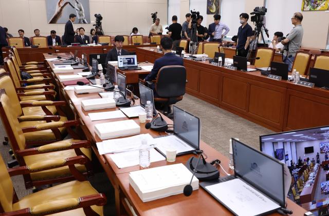14일 서울 여의도 국회 과학기술정보방송통신위원회 전체 회의에서 열린 인사청문회에서 여야의원들이 퇴장한 가운데 배경훈 과학기술정보통신부 장관 후보자가 대기하고 있다 사진연합뉴스