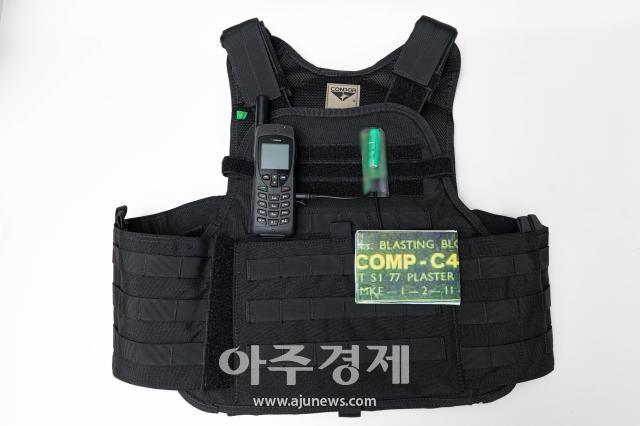 노상원 전 정보사령관 당시 군에 납품된 왼쪽 위부터 시계방향으로위성전화기 폭파제어기 폭약을 제작자가 복원한 모습 사진유대길 기자