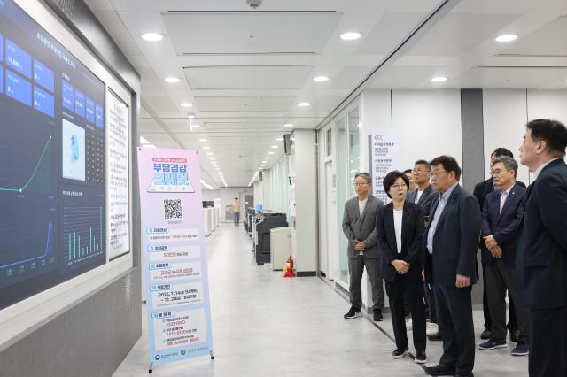박성효 소상공인시장진흥공단 이사장앞줄 왼쪽부터 세번째이 14일 접수를 시작한 소상공인 부담경감 크레딧 현황상황을 보고 받고 있다