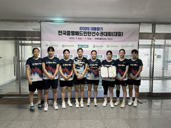 화순군청 배드민턴부가 전국대회에서 우수한 성적을 거두고 기념사진을 찍고 잇다사진화순군