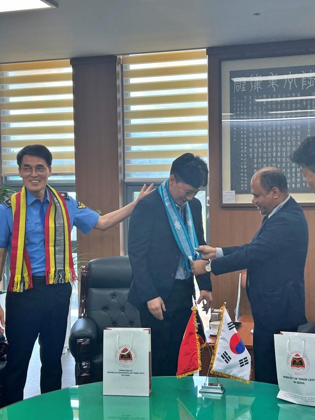 주한동티모르대사와 노무보좌관 일행은 지난 11일 동해해경청을 방문해 해양경찰의 자국민 보호와 인도적 조치 노력에 깊은 감동을 표하고 있다 사진동해해경청