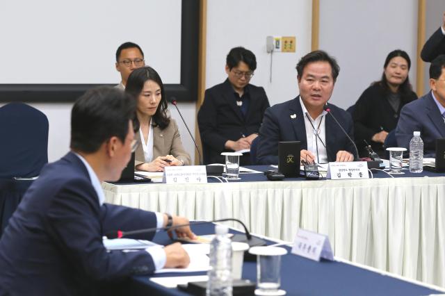김민석 국무총리에게 김학홍 경북도 행정부지사가 도정 주요 현안을 건의하고 있다 사진경상북도