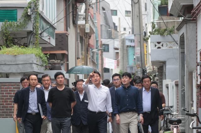 오세훈 서울시장이 14일 서울 광진구 자양4동 신속통합기획 재개발 지역을 찾아 현장 점검을 하고 있다 2025714 사진연합뉴스