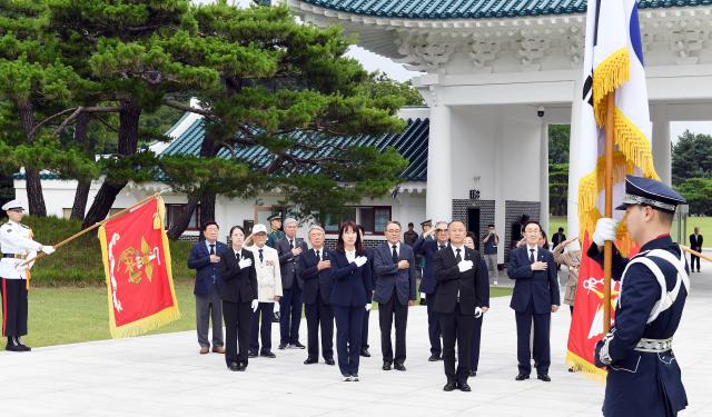 강윤진 신임 국가보훈부 차관이 14일 오전 서울 동작구 국립서울현충원을 찾아 보훈단체장들과 함께 취임 후 첫 현충탑에 참배하고 있다 사진국가보훈부