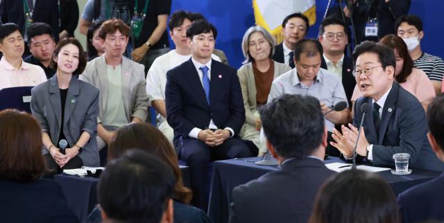 이재명 대통령이 지난 4일 대전컨벤션센터에서 타운홀 미팅 형식으로 열린 국민소통 행보 2탄 충청의 마음을 듣다에서 발언하고 있다 사진연합뉴스