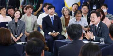 이재명, 부산 시민들 만나 해수부 이전 등 지역 현안 토론