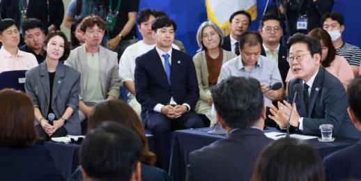이재명, 부산 시민들 만나 해수부 이전 등 지역 현안 토론
