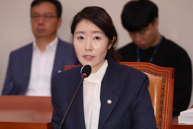 강선우 여성가족부 장관 후보자가 14일 국회 여성가족위원회에서 열린 인사청문회에서 위원의 질문에 답하고 있다 사진연합뉴스
