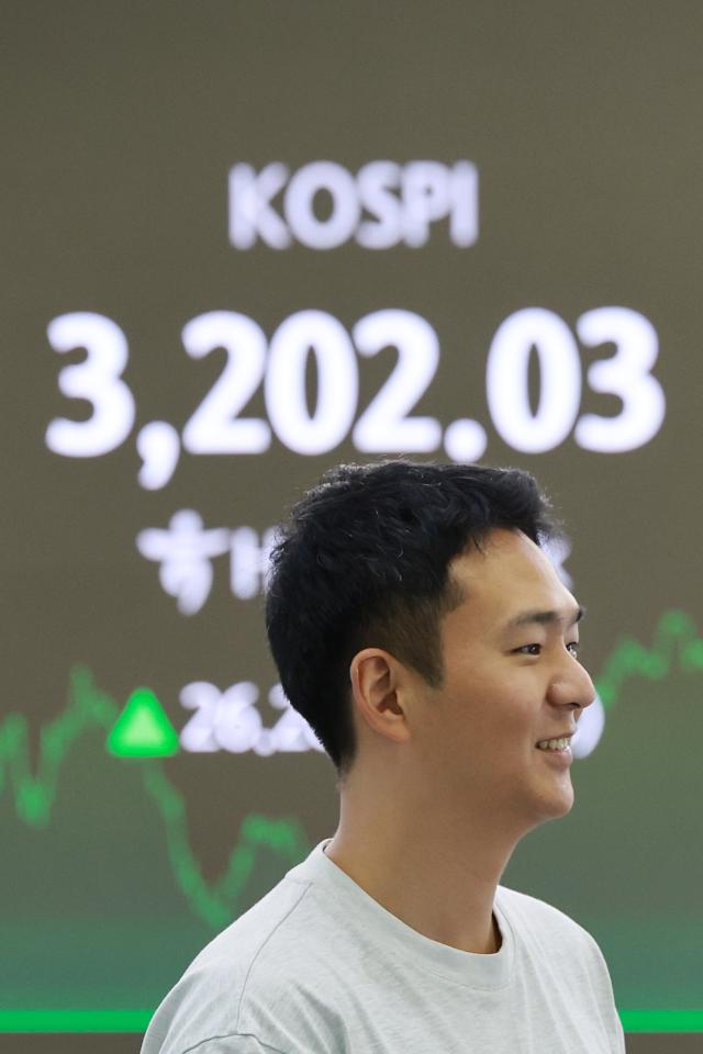 14일 서울 중구 하나은행 본점 딜링룸에서 딜러가 업무를 보고 있다사진연합뉴스