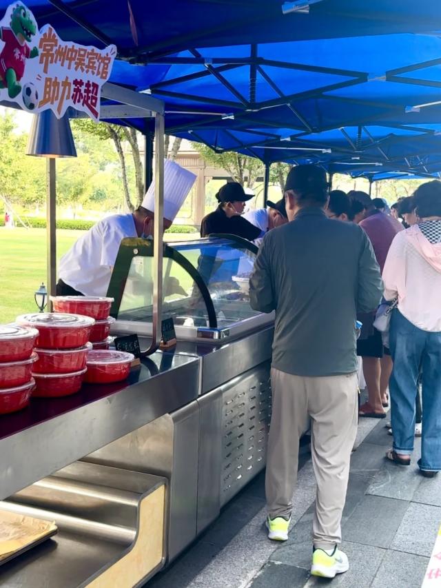 중국 장쑤성 창저우 5성급 호텔 중우빈관 앞에서 호텔 주방장 요리를 저렴한 가격에 판매하고 있다 사진샤오훙수
