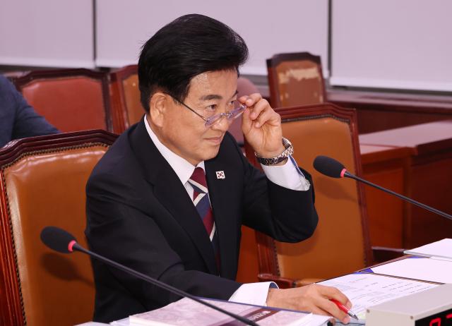 정동영 통일부 장관 후보자가 14일 국회 외교통일위원회에서 열린 인사청문회에 출석해 의원들을 바라보고 있다 사진연합뉴스