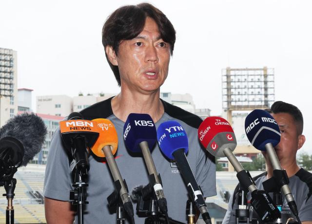 2025년 동아시아축구연맹EAFF E-1 챔피언십동아시안컵 남자부 3차전 일본과의 경기를 앞둔 축구 국가대표팀 홍명보 감독이 14일 경기도 성남종합운동장에서 훈련에 앞서 취재진 질문에 답하고 있다 사진연합뉴스