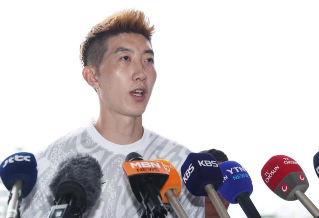 2025년 동아시아축구연맹EAFF E-1 챔피언십동아시안컵 남자부 3차전 일본과의 경기를 앞둔 축구 국가대표팀 주장 조현우가 14일 경기도 성남종합운동장에서 훈련에 앞서 취재진 질문에 답하고 있다 사진연합뉴스