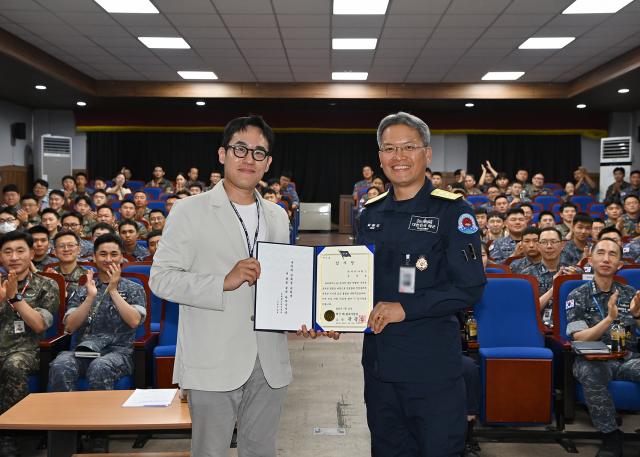 지난 10일 열린 ‘퍼스트 인사이트 특강’에서 곽광섭 1함대사령관오른쪽이 윤성호 마키나락스 대표에게 감사장을 전달하고 있다 사진마키나락스