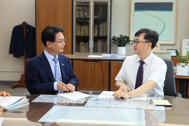 심덕섭 고창군수왼쪽가 임기근 기획재정부 2차관을 만나 현안사업을 건의하고 있다사진고창군