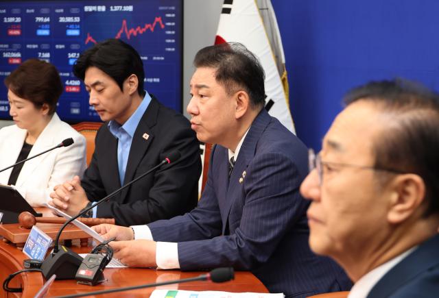 김병기 더불어민주당 당대표 직무대행 겸 원내대표오른쪽 두번째가 14일 서울 여의도 국회에서 열린 최고위원회의에서 발언하고 있다 사진연합뉴스
