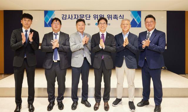 지난 14일 서울 중구 IBK기업은행 본점에서 열린 감사자문단 위원 위촉식에서 왼쪽부터 이상목 법무법인 와이케이 변호사 김정현 법무법인 세종 수석전문위원 이종운 서강대학교 초빙교수 전병목 기업은행 감사 최준묵 한국CIA위원회 위원장 정성욱 김장 법률사무소 변호사가 기념 촬영을 하고 있는 모습 사진기업은행
