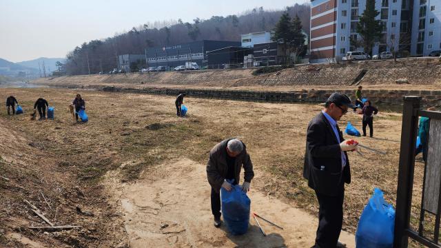 청미천 환경정화 활동 모습사진용인시