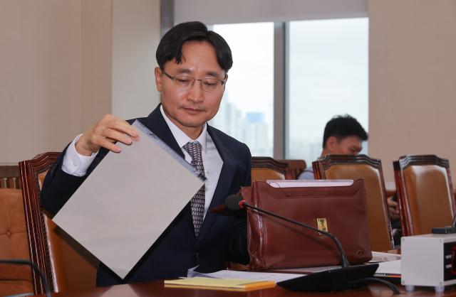 임광현 국세청장 후보자가 15일 서울 여의도 국회 기획재정위원회에서 열린 인사청문회에서 자료를 정리하고 있다 사진연합뉴스