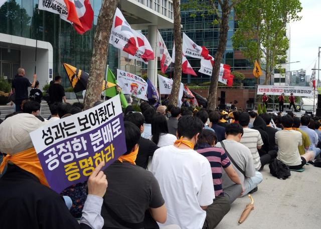 지난달 24일 서울 강남구 네오플 서울지사 사옥 앞에서 민주노총 화학섬유식품노조 넥슨지회 네오플분회 관계자들이 집회를 열고 있다사진연합뉴스