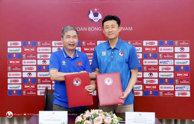 베트남 타인호아Thanh Hoa FC 최원권 신임 감독오른쪽 사진베트남통신사
