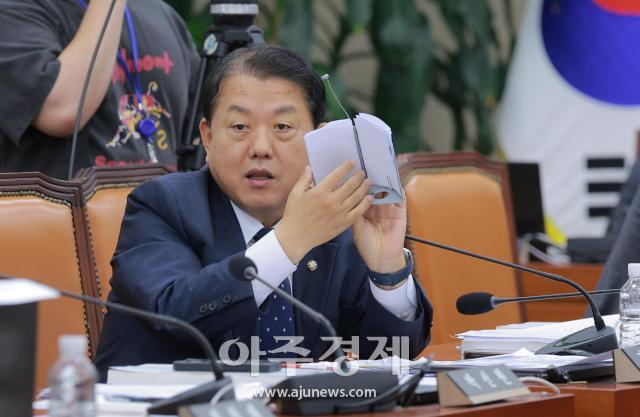 [포토] 무인기(드론) 탑재 전단통 공개하는 김병주 의원