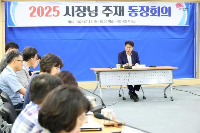 우범기 전주시장이 15일 34개 동 주민센터 동장들과 주요 현안 및 건의사항을 청취하는 동장 회의를 가지고 있다사진전주시