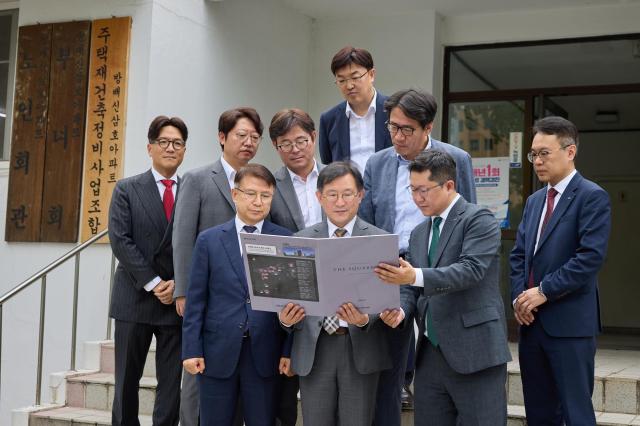 정경구첫째 줄 왼쪽에서 두번째 HDC현대산업개발 대표이사가 14일 방배신삼호아파트 재건축 현장을 방문했다 사진HDC현대산업개발