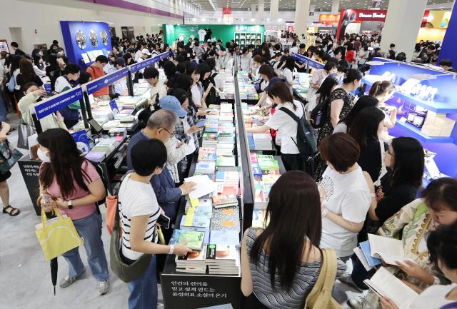 6월 20일 서울 강남구 코엑스에서 열린 2025 서울국제도서전을 찾은 시민들이 책을 읽고 있다 사진연합뉴스