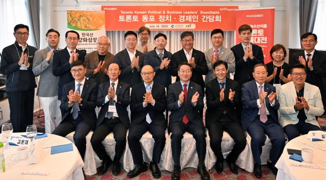 유정복 인천광역시장이 14일현지시간 캐나다 토론토에서 열린 토론토 동포 정치·경제인 간담회에서 기념촬영을 하고 있다 사진인천시