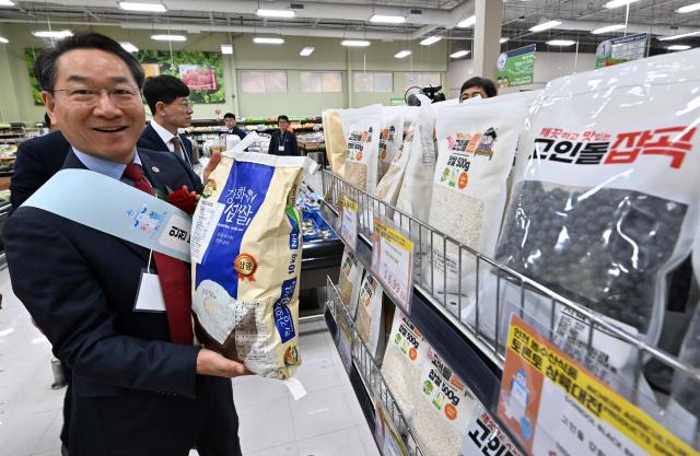 유정복 인천광역시장이 14일현지시간 캐나다 토론토 갤러리아 슈퍼마켓 욕밀점Galleria Supermarket YorkMills에서 열린 인천 농수산식품 토론토 상륙대전에서 판매중인 농수산물을 살펴보고 있다 사진인천시