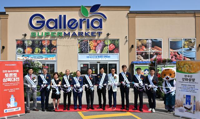 유정복 인천광역시장이 14일현지시간 캐나다 토론토 갤러리아 슈퍼마켓 욕밀점Galleria Supermarket YorkMills에서 열린 인천 농수산식품 토론토 상륙대전에서 민병훈 갤러리아 슈퍼마켓 회장 등 참석자들과 개막 테이프 커팅을 하고 있다 사진인천시