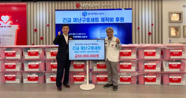 왼쪽부터 이종선 신임 직무대행이 이재정 대한적십자사 경기도지사 회장과 기념사진을 찍고 있다 사진GH