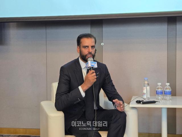 이르판 칸 SAP 데이터·애널리틱스 사장 겸 최고제품책임자가 15일 오전 서울 강남구 그랜드 인터컨티넨탈 서울 파르나스에서 열린 SAP 나우 AI 투어 코리아 기자간담회에서 취재진 질의에 답하고 있다사진선재관 기자