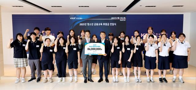 15일 열린 금융교육 후원금 전달식에서 정상호 KRX 국민행복재단 사무국장첫째줄 가운데 오른쪽 박기효 청소년금융교육협의회 사무국장첫째줄 가운데 왼쪽 부산여상 부산진여상 부산정보관광고 학생들이 기념촬영을 하고 있다 사진한국거래소