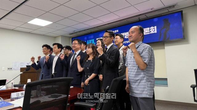 국회 정무위 소속 의원 10인이 주최하고 한국정보통신법학회·한국데이터법정책학회가 주관해 15일 국회 의원회관에서 열린 ‘AI 시대 개인정보 입법방향 토론회’에서 참여자들이 단체사진을 찍고있다사진이승민 인턴기자