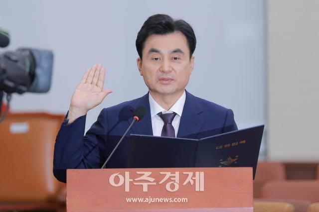 [포토] 선서하는 ​​​​​​​안규백 국방부 장관 후보자