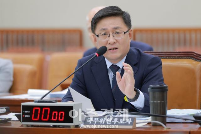 [포토] 텀블러 사용하는 김성환 환경부 장관 후보자